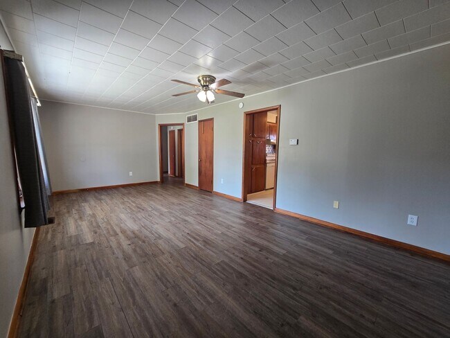 Building Photo - 3 bed 1 bath in Tecumseh!