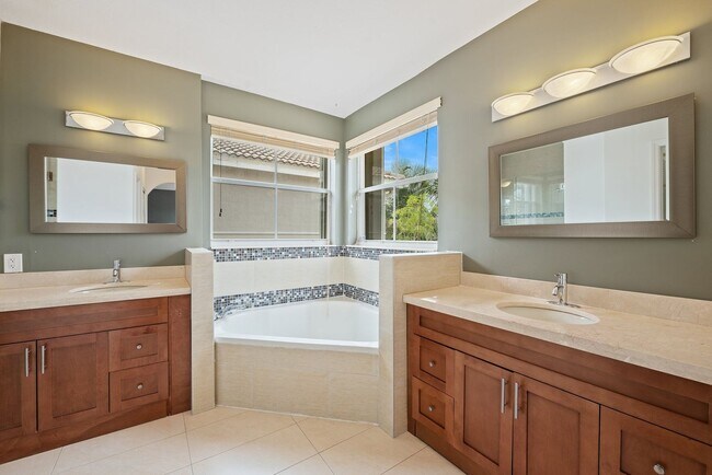 Building Photo - Spacious Waterfront 3-bedroom 3-bath Singl...