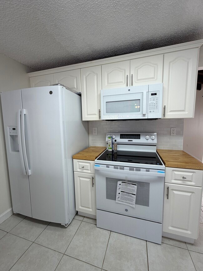 Building Photo - 13261 SW 102nd Terrace