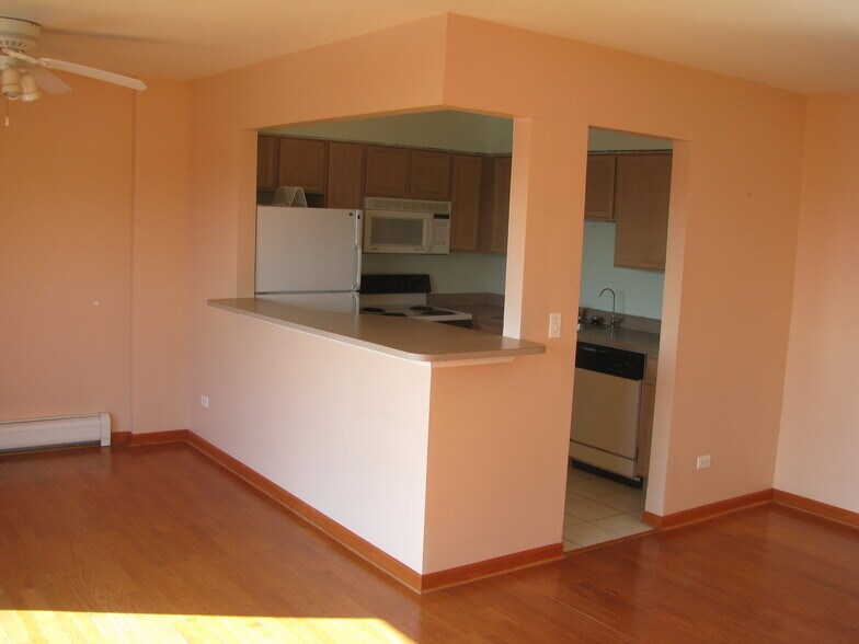 Building Photo - 985 S Court of Shorewood