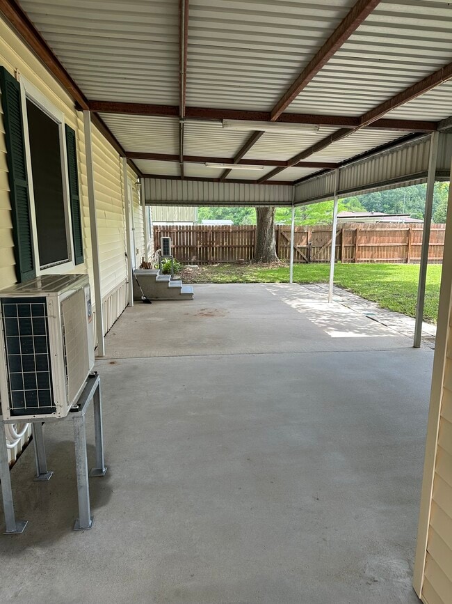 Building Photo - 1009 Roma Dr