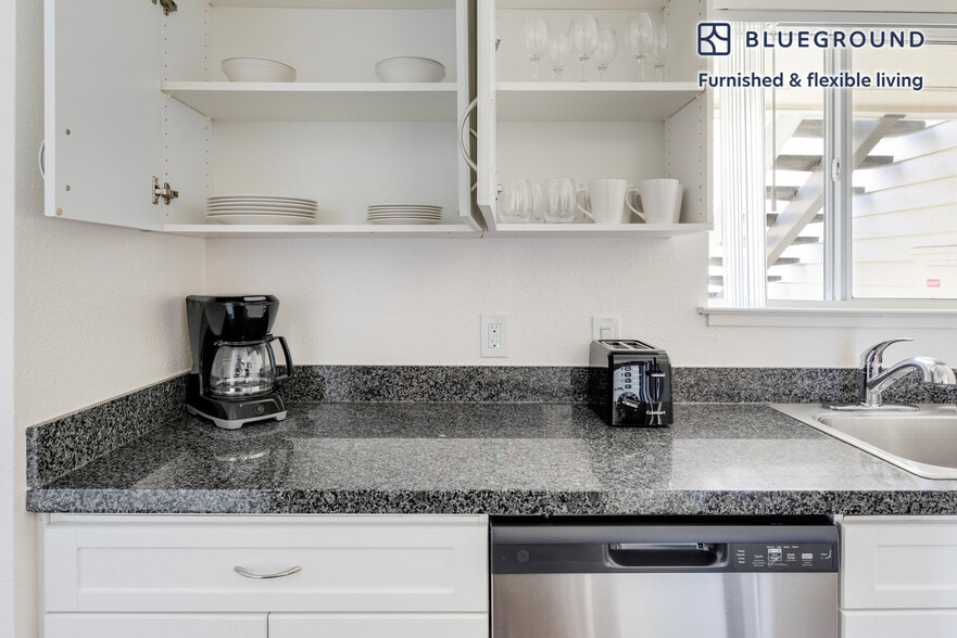 Building Photo - 900 Pepper Tree Ln