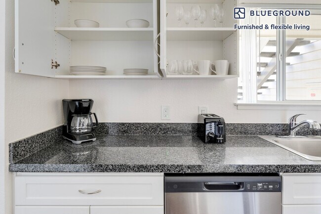 Building Photo - 900 Pepper Tree Ln