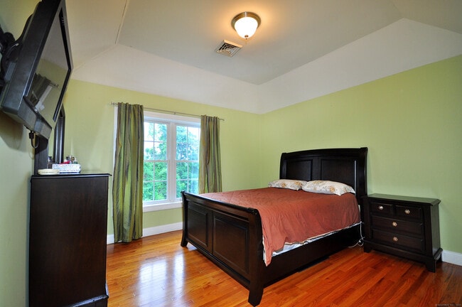 Building Photo - 3 Maplecrest Ln