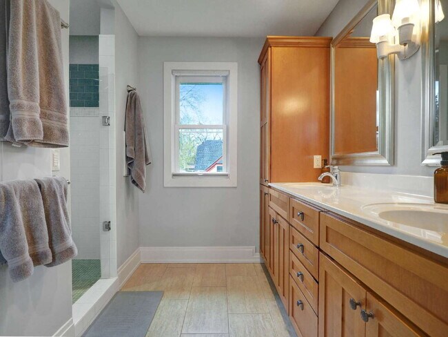 Building Photo - Spacious 4-Bed Gem with 3.5 Baths next to Minnehaha Creek