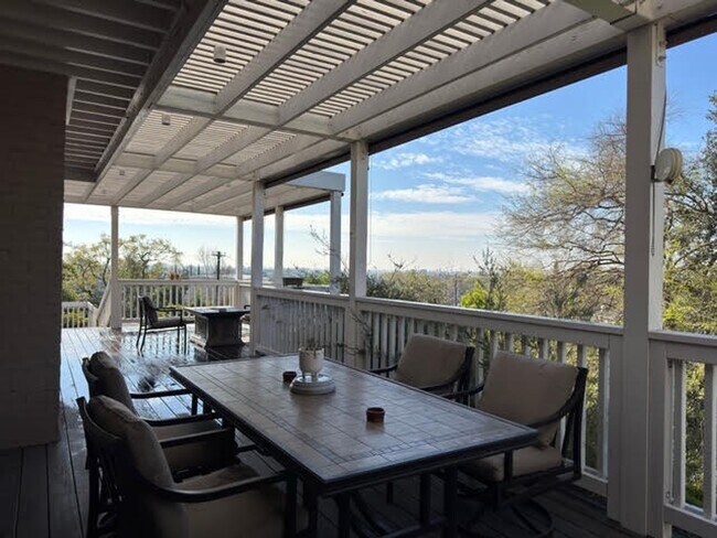 Building Photo - 714 Oceanview Dr
