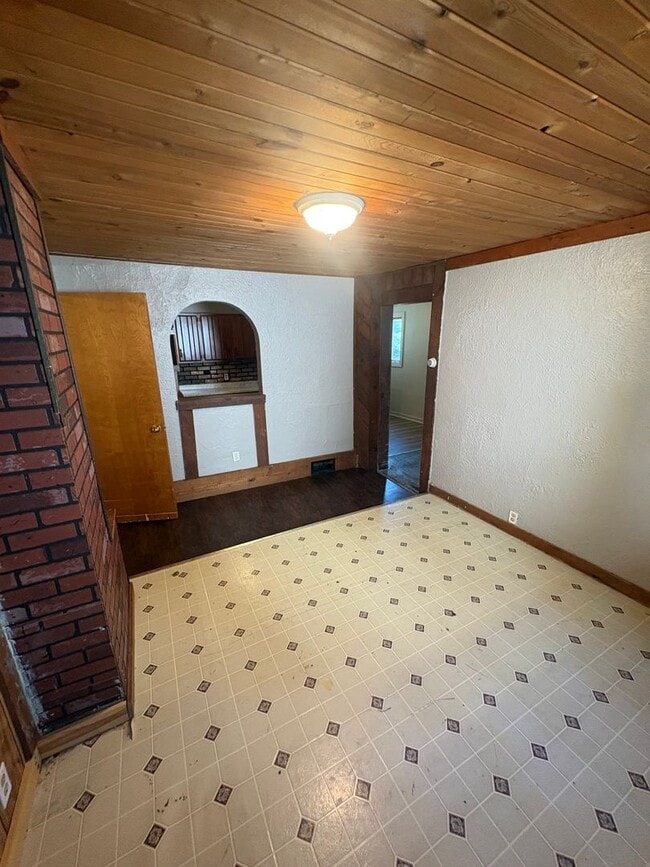 Building Photo - 2 Bedroom 2 bath home with outdoor space - MOVE IN SPECIAL 50% off first month's rent