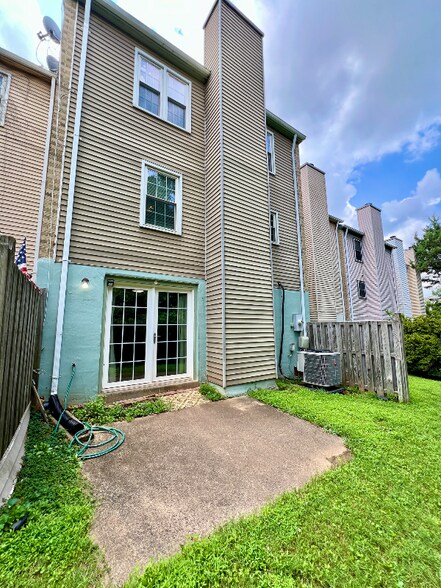 Building Photo - 918 Sherwood Ct