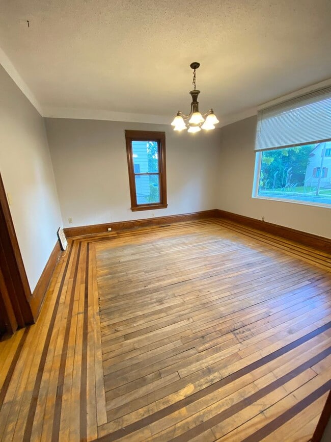 Building Photo - 4 Bdr/2Bath Spacious Home Available