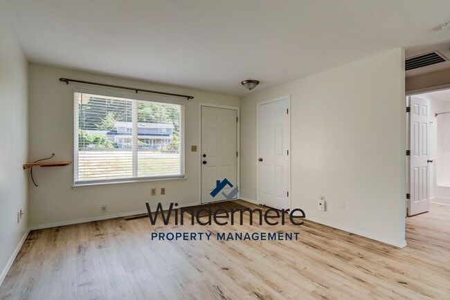 Building Photo - 2 Bed 1 Bath House W/ Garage