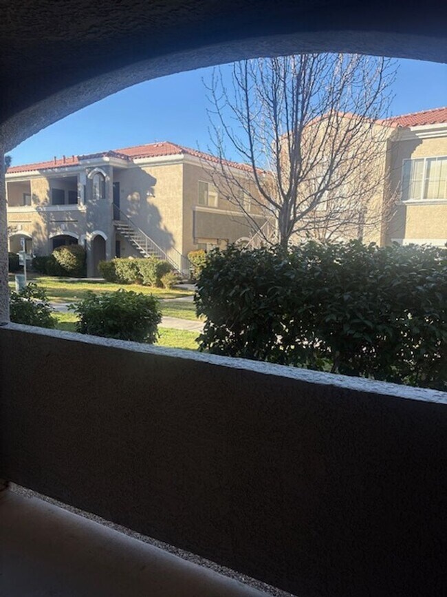 Building Photo - Downstairs unit with 3 bedroom and with two baths