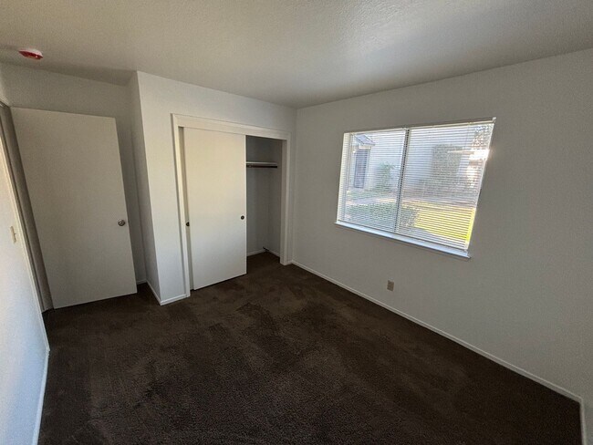 Building Photo - Rosemont Condo - Spacious & Updated 2-Bed, 1-Bath Condo with In-Unit Laundry!