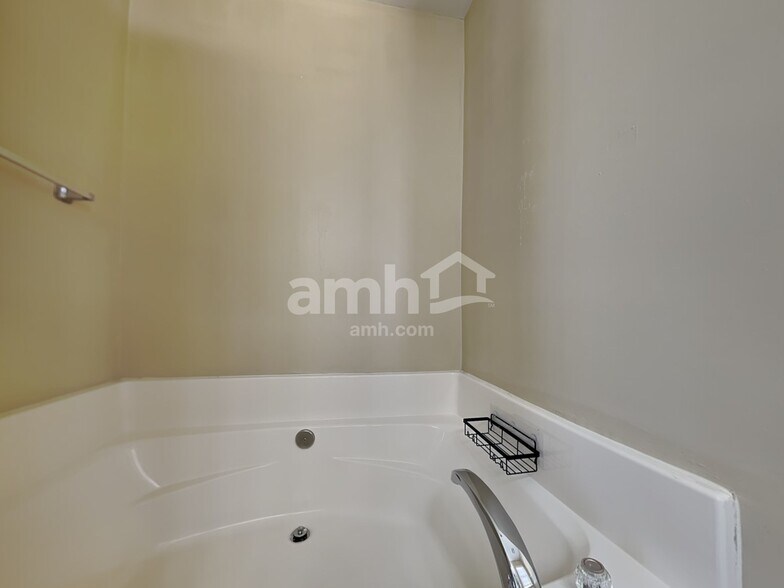 Building Photo - 116 Golden Valley Dr