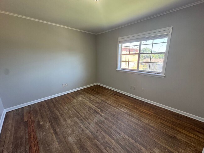 Building Photo - Lakeside Villa Apartment