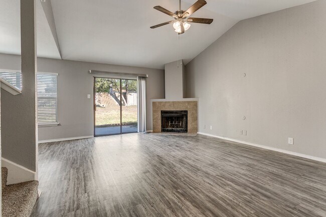 Building Photo - 4-BEDROOM ON CUL DE SAC IN SUNRISE