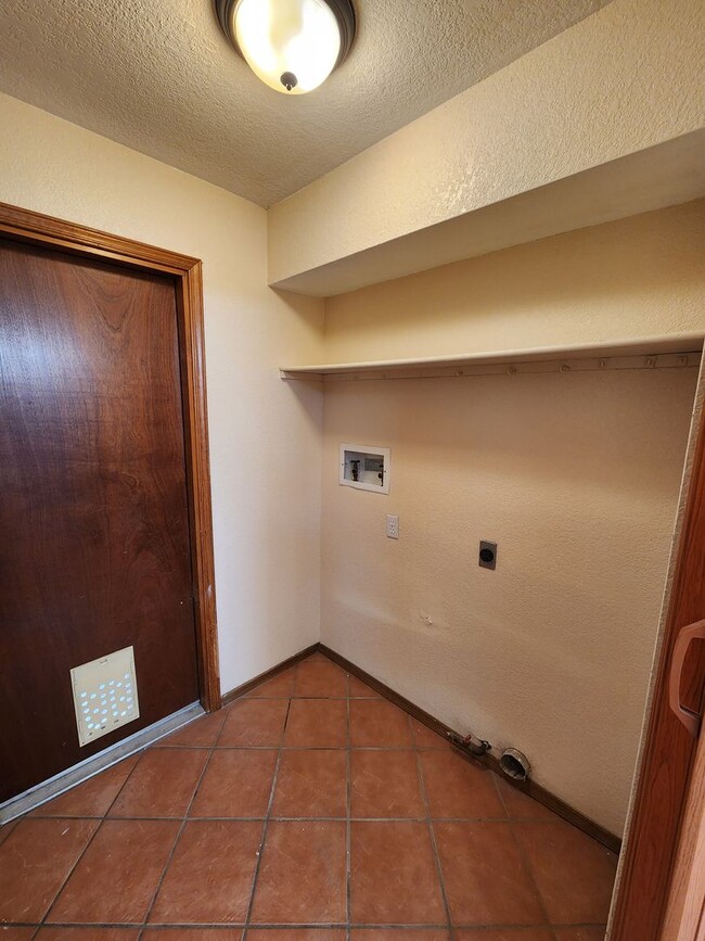 Building Photo - 2050 Pinecone Way