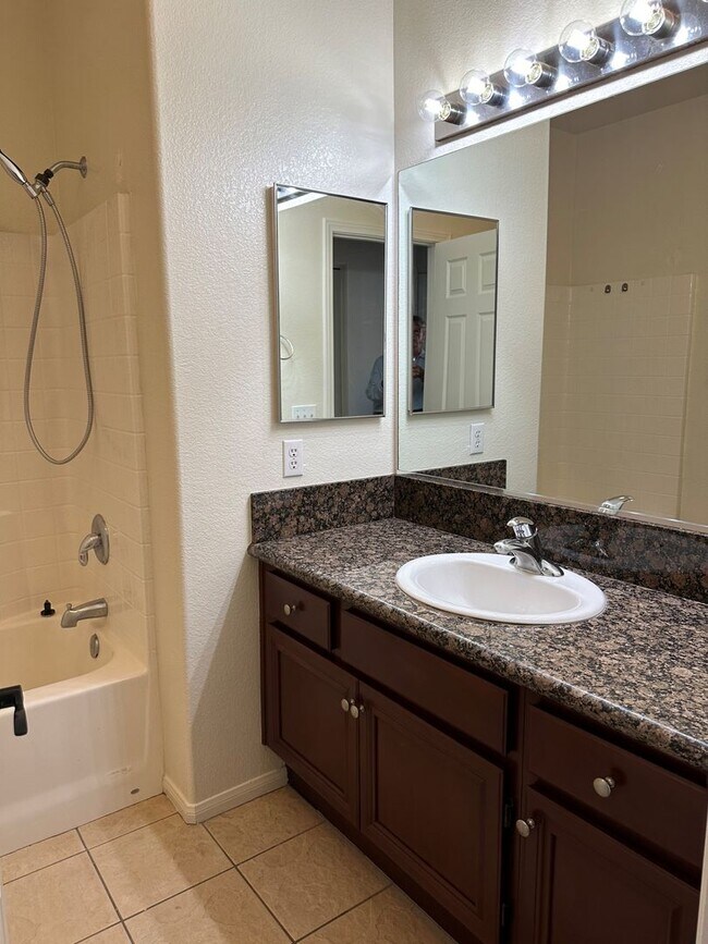 Building Photo - Jeffries Ranch Townhome