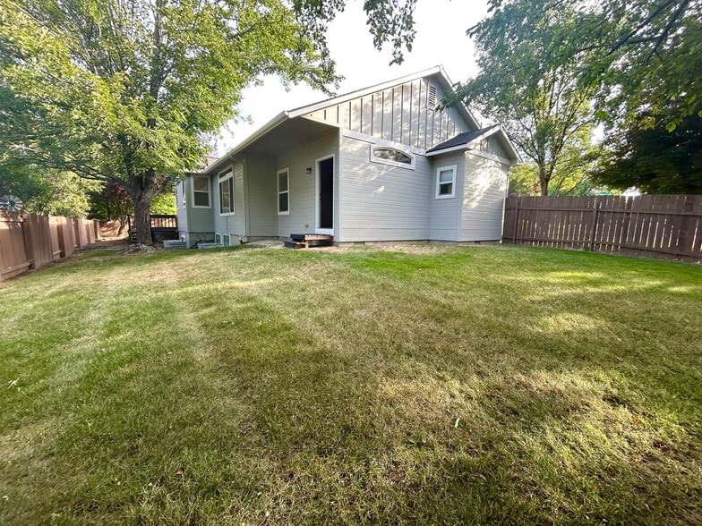 Building Photo - 10485 N Bridle Way