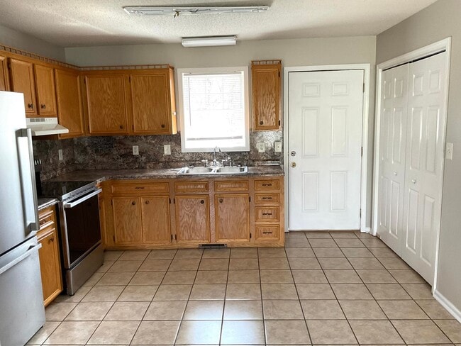 Building Photo - 382 TURNER St