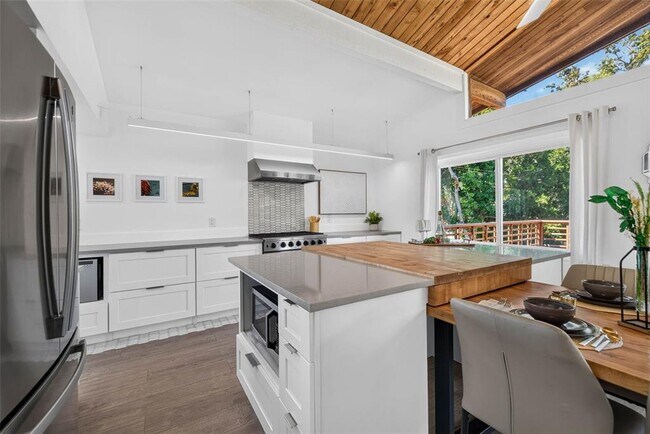 Building Photo - 1300 Pleasant Way S