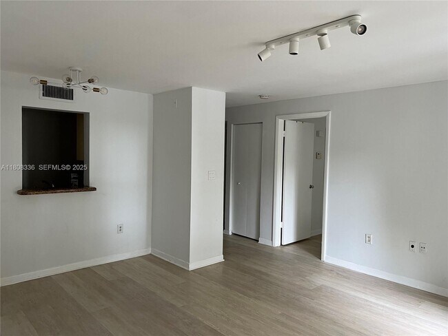 Building Photo - 1740 NW N River Dr