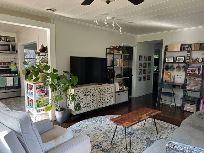 Building Photo - Single Family Home! 2 Bed 2 Bath $2250