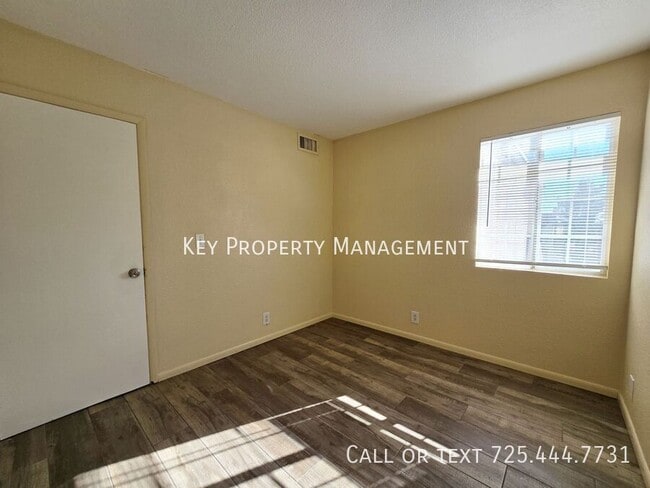 Building Photo - 2 BED, 1 BATH APARTMENT WITH OPEN FLOOR PLAN