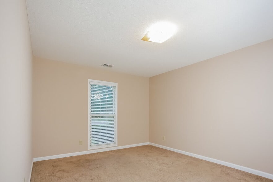Building Photo - 10198 Woodland Hills Dr