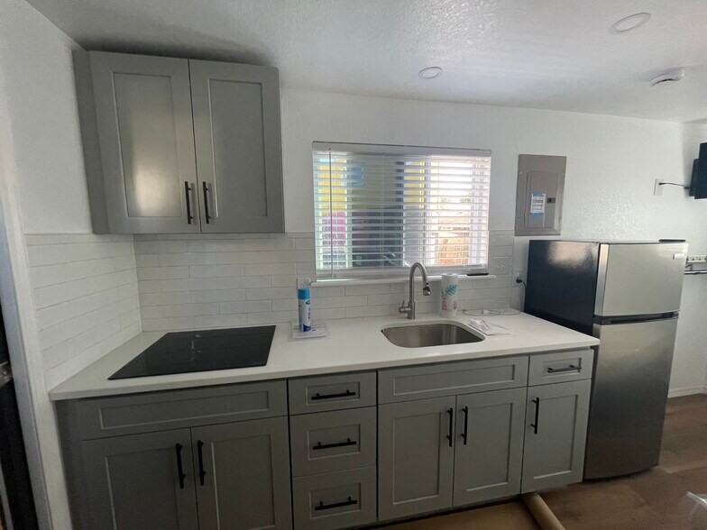 Building Photo - 207 S Sabinas St