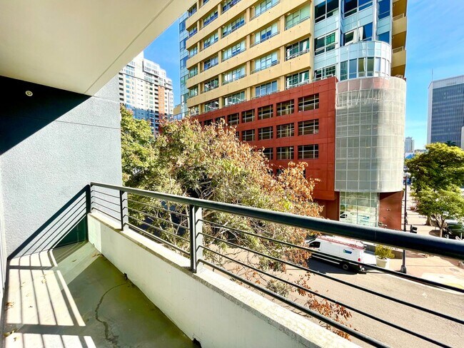 Building Photo - Renovated 2 Bedroom 2 Bathroom Condo in Li...