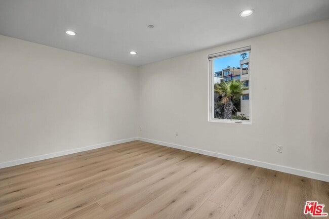 Building Photo - 7301 Vista Del Mar