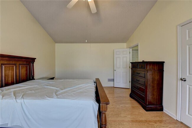 Building Photo - 435 Leasingham Way