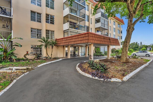 Building Photo - 4158 Inverrary Dr