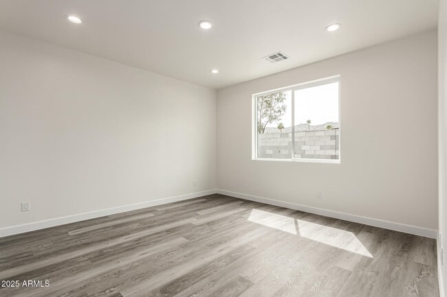 Building Photo - 949 E Desert Ln