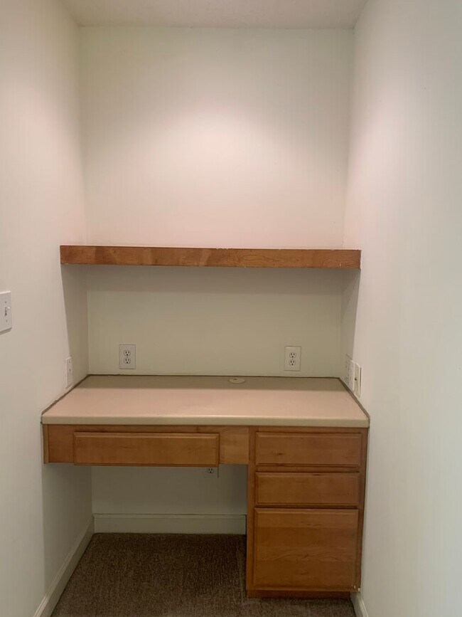 Building Photo - 1541SF 3BR 2.5BA