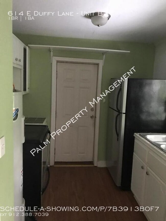 Building Photo - Adorable Studio Apartment Available with great shared Courtyard