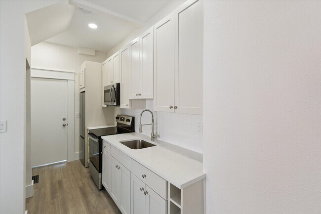 Building Photo - Fall 2026 Pre-Lease RENOVATED STUDIO Apartment | Close to Campus and Pearl St