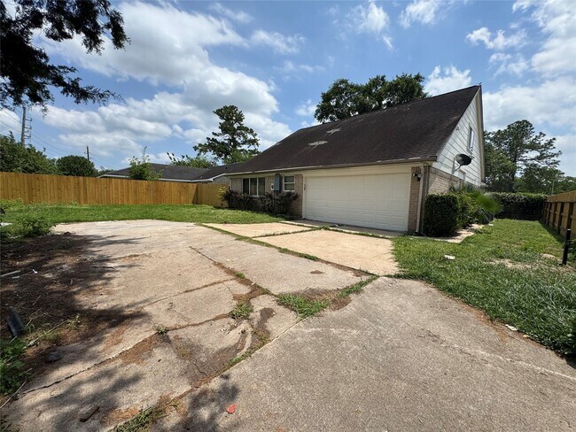 Building Photo - 22018 Elsinore Dr