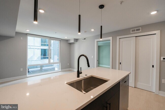 Building Photo - 6604 Ridge Ave