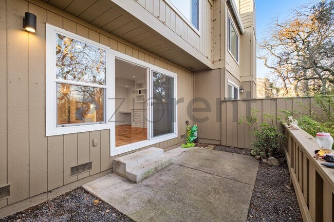 Building Photo - 5 Oak Crest Ct