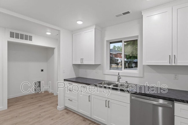Building Photo - 218 Reda Ln