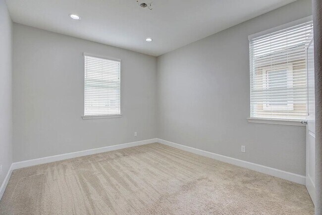 Building Photo - 1606 Lion St