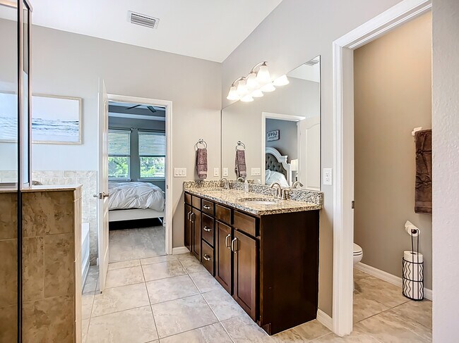 Building Photo - 3009 Esmeralda Dr