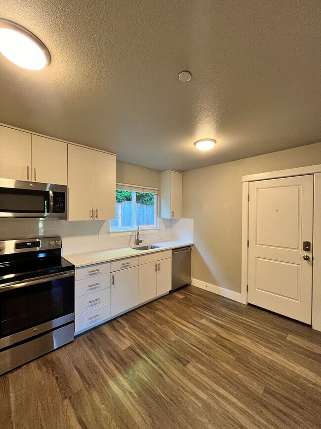 Building Photo - Large 3 Bedroom 2 Bathroom! In-Unit Washer...