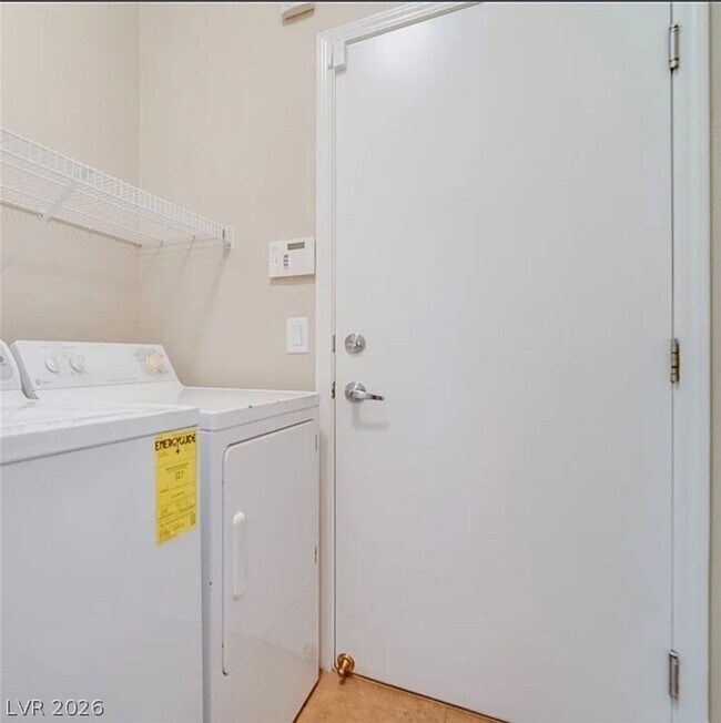 Building Photo - 2406 Paveene Ave