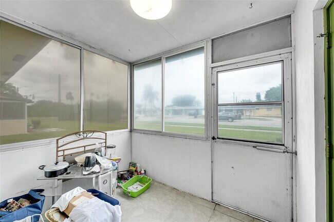 Building Photo - 2769 Ashley Dr W