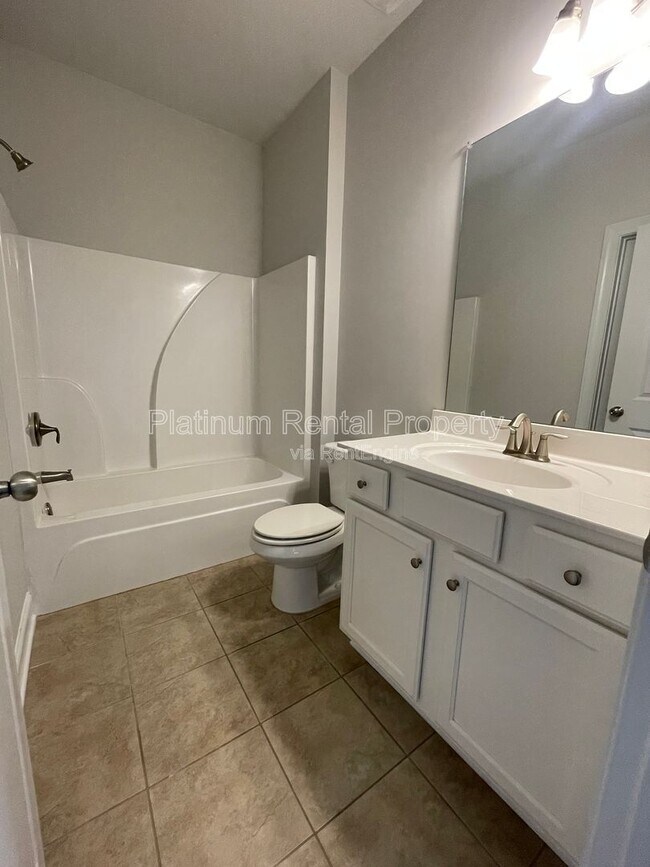 Building Photo - 1825 Dahlia Dr