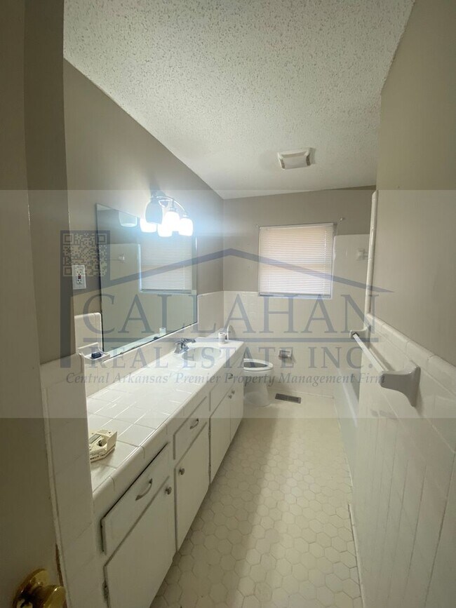 Building Photo - 303 S Longfield Ave