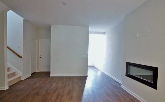 Building Photo - Conveniently located 3 bedroom, 2.5 bathroom townhome in The Commons subdivision