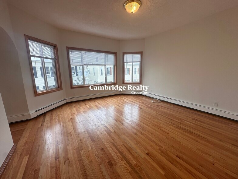 Building Photo - 253 Elm St